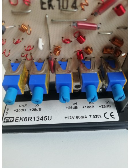 Amplificador entradas múltiples montadas en poste